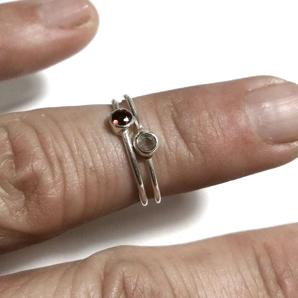 Anello fascia in argento 925 Anello con pietra Granato, Pietra di luna | ANELLI ARGENTO - Image 2