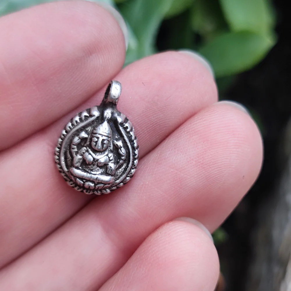 Ciondolo in argento antico con divinità Lakshmi - DUMIRANASH - Image 3